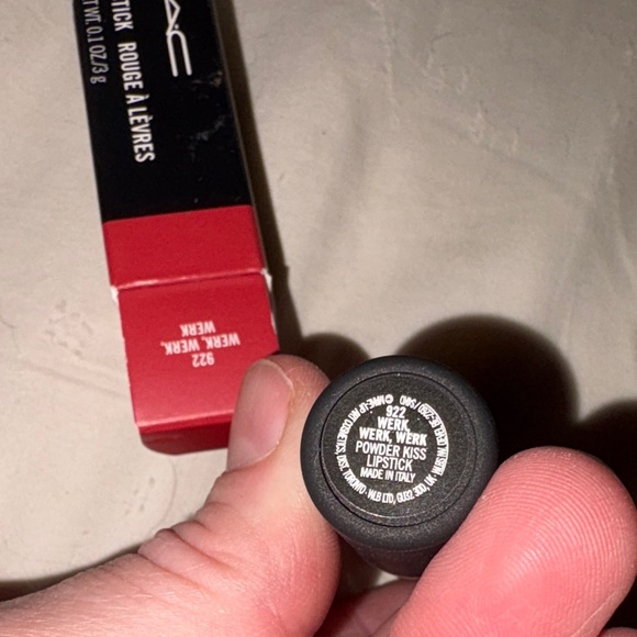 MAC powder kiss lipstick 922 werk, werk, werk Red Lipstick. BNIB - Picture 1 of 2